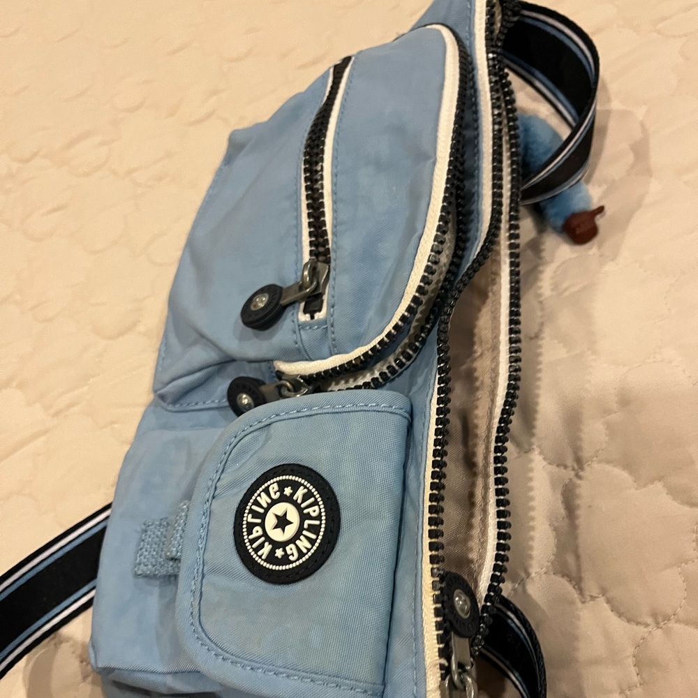 Almost new Kipling Fanny pack with 2 packet s in the front made in Nylon.